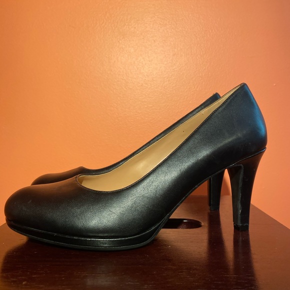 Comfy and classic Naturalizer heels wide width EUC - Picture 5 of 10